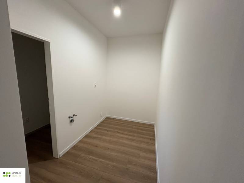 kancelária poschodie 7.jpg